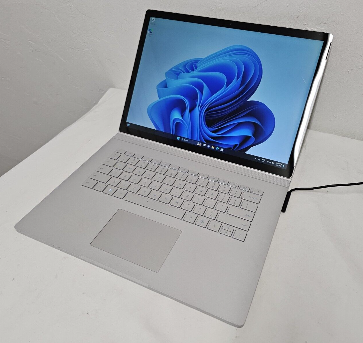 Microsoft Surface Book 2 15&quot; I7-8650U 16GB RAM 1TB SSD Win 10 READ
