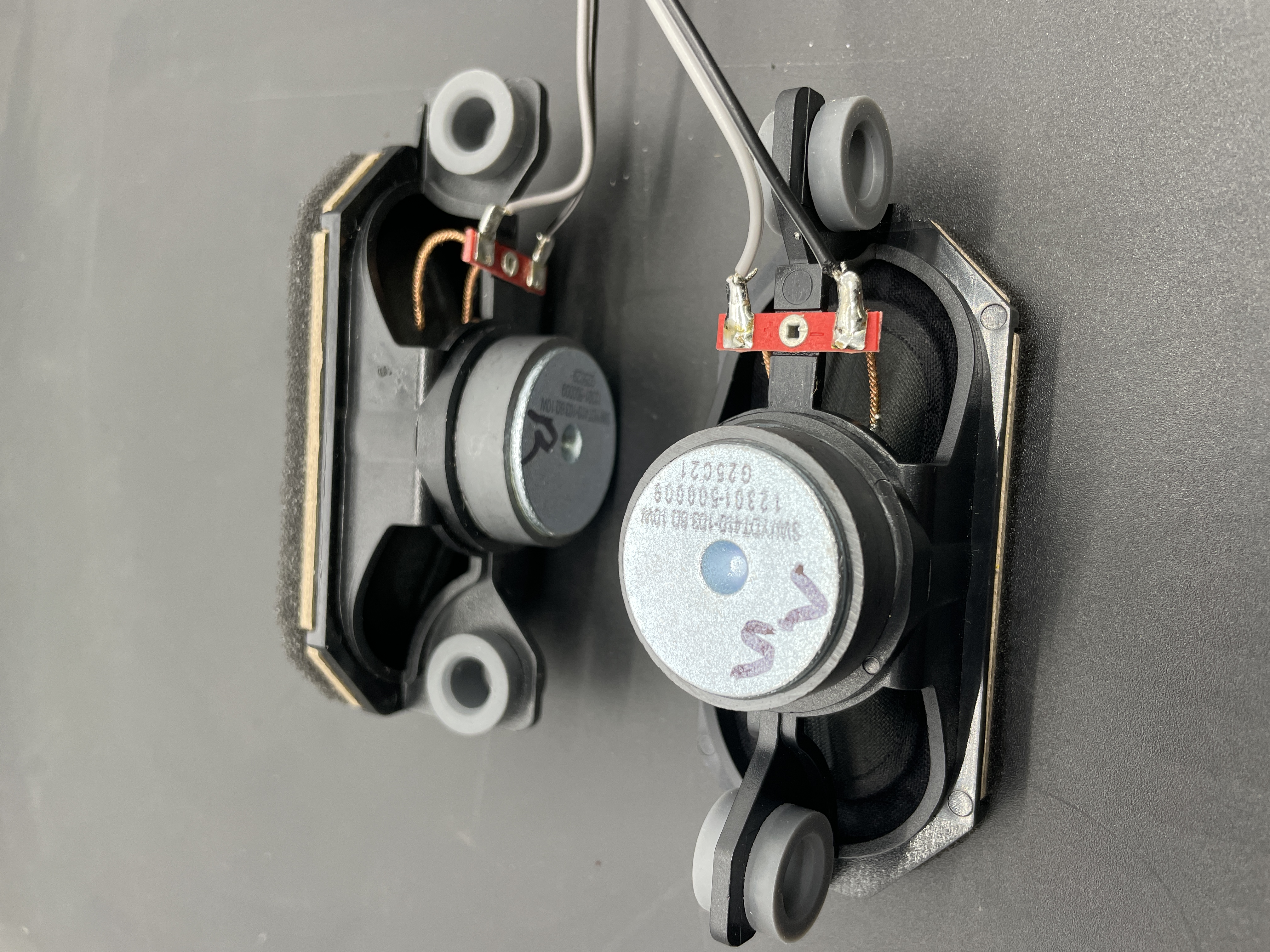 Insignia 32" TV  NS32-FEFL26 Set Of Left And Right Speakers W Connector Cable — photo 2