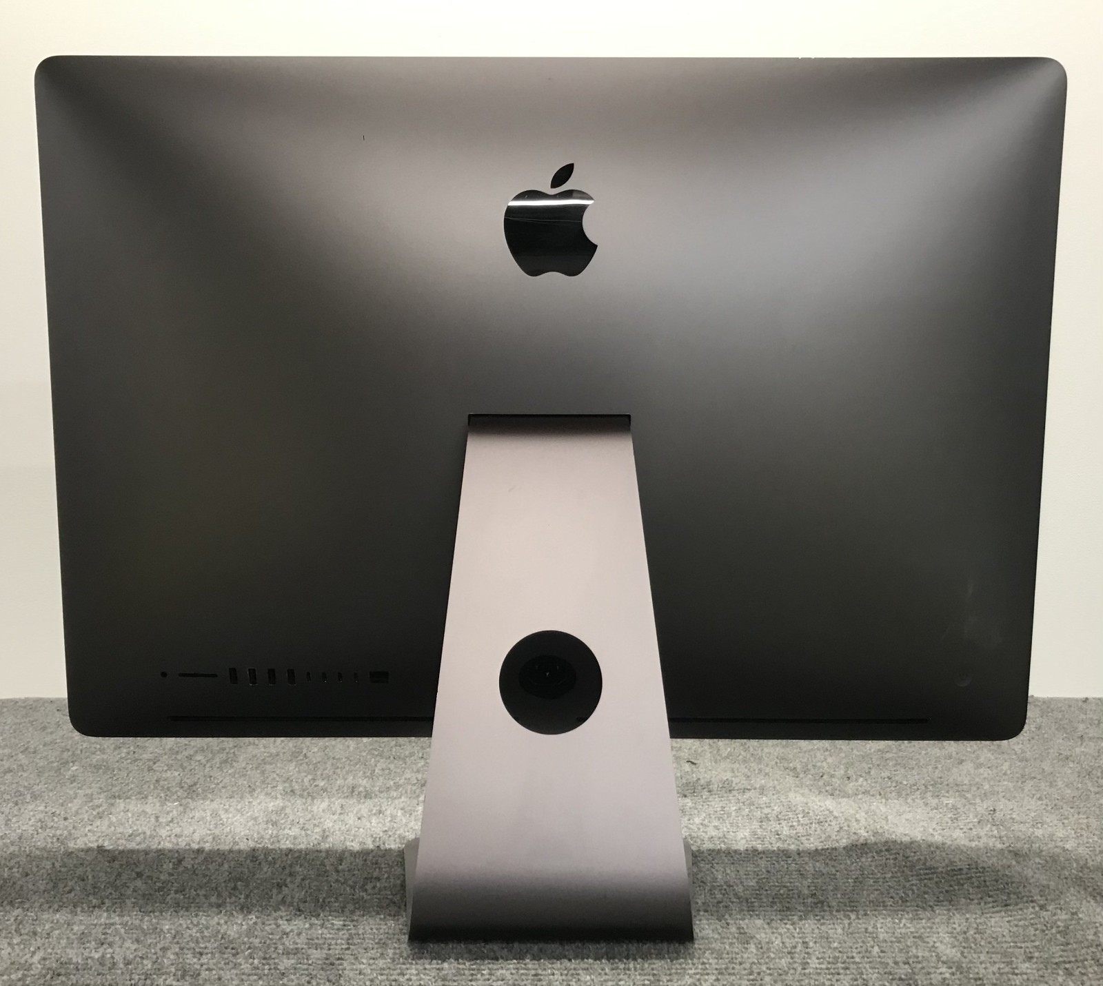 Apple iMac Pro A1862 MQ2Y2LL/A 2017 5K 27" AIO W-2140B 32GB RAM 1TB NVMe,Grade C — photo 2