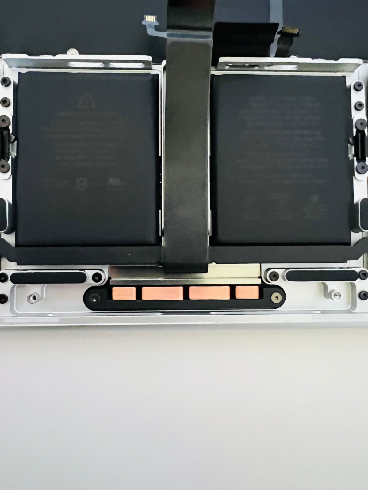 Apple MacBook Pro M1 Pro 14" 2021 Genuine A2442 Keyboard Topcase Battery Silver — photo 3