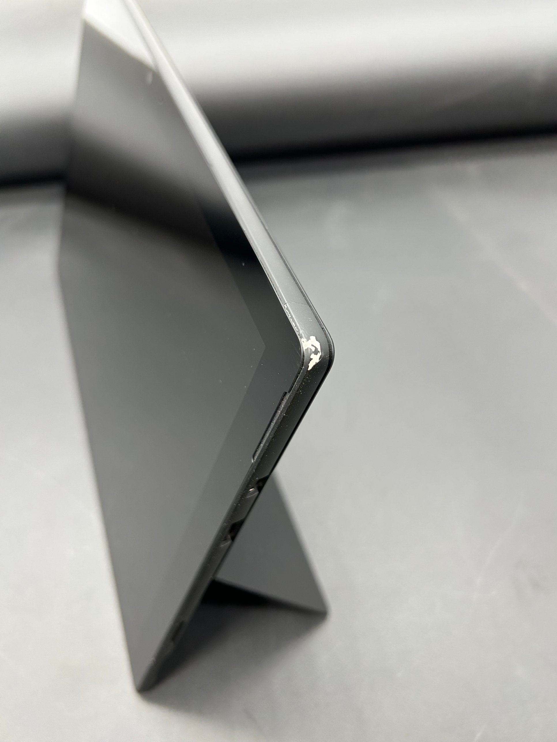 Microsoft Surface Pro 6 12.3in i7-8650U 16GB 512GB SSD Black W11 Chipped Corners — photo 3