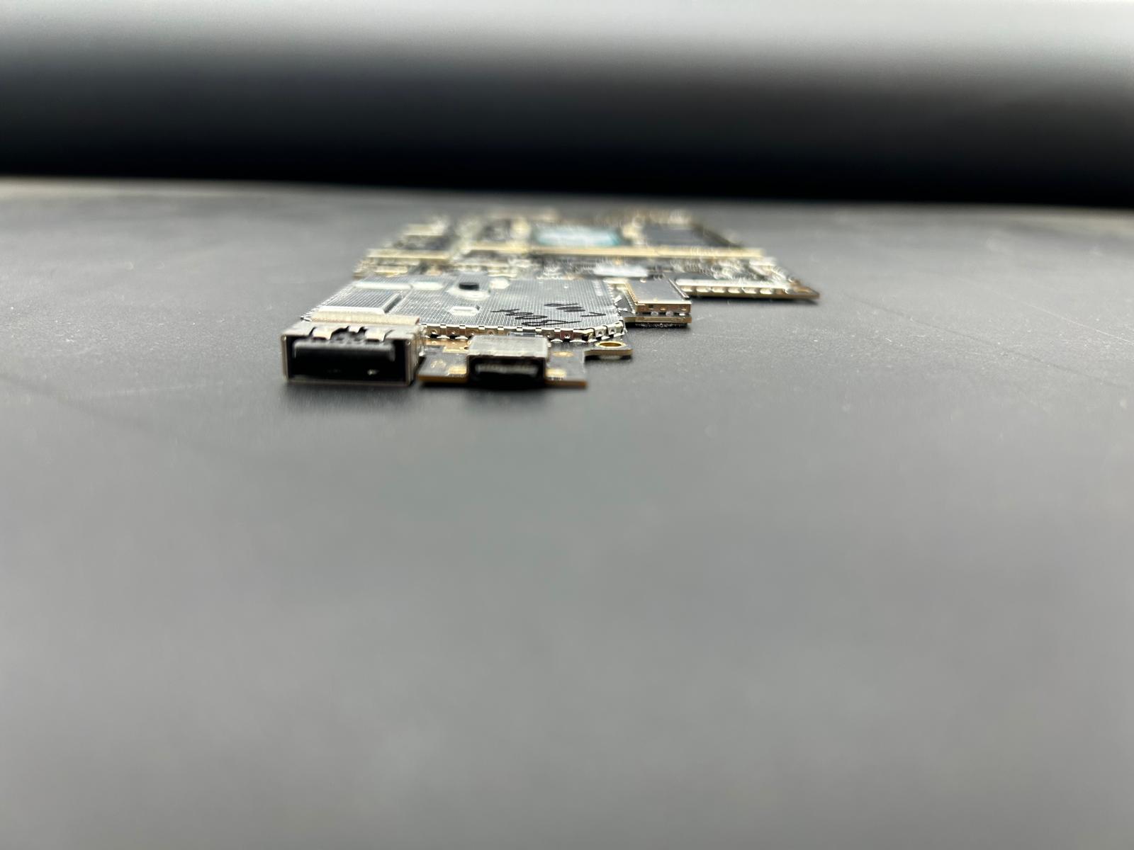 Microsoft Surface Laptop 3 13.5in i7-1065G7 16GB Motherboard Boot Loop For Parts — photo 2