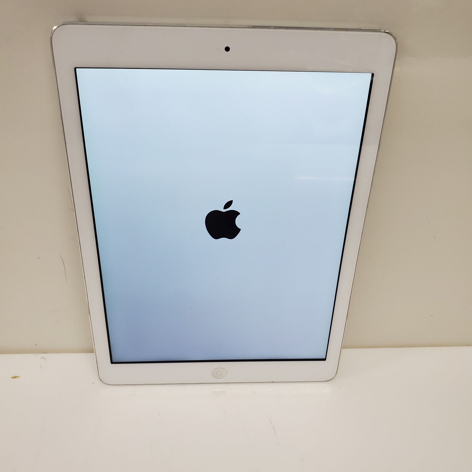 Apple iPad 5 5th Gen 32GB Wi-Fi 9.7" GRADE B Silver — photo 3