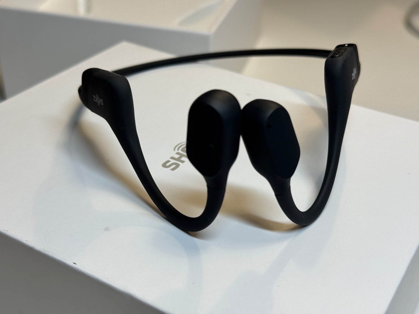 Shokz OpenRun Standard Size Bone Conduction Headphones  Black S803BK — photo 4